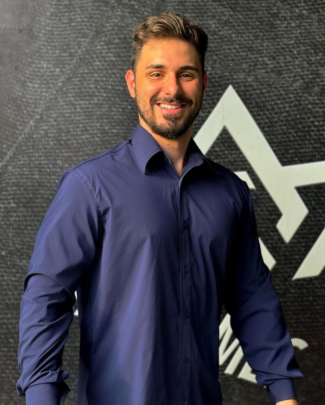 Camisa social azul marinho com bordado — uniforme para motoristas e administrativo