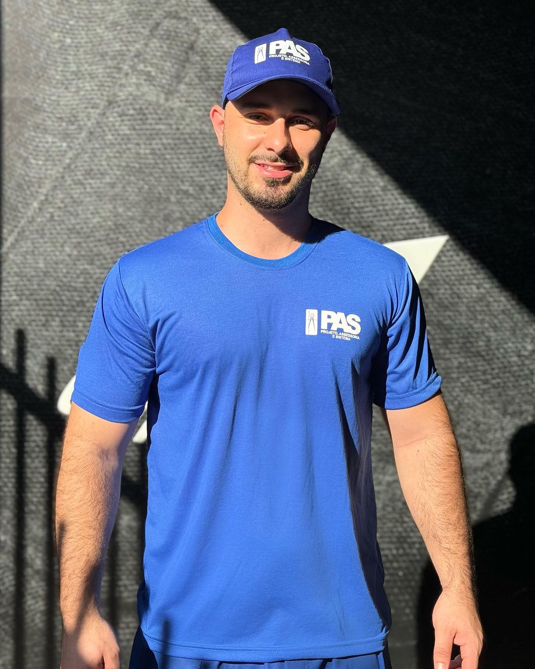 Camiseta azul de equipe operacional com bordado da empresa
