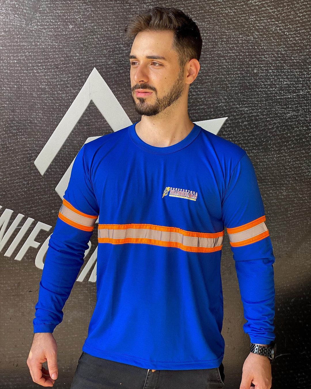 Camiseta manga longa azul royal com faixas refletivas — equipe operacional de transportadora