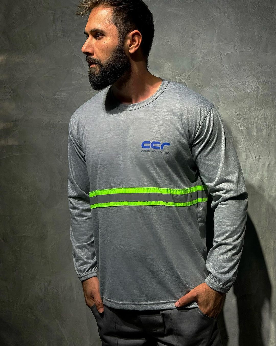 Camiseta manga longa cinza com faixas refletivas verdes — uniforme operacional