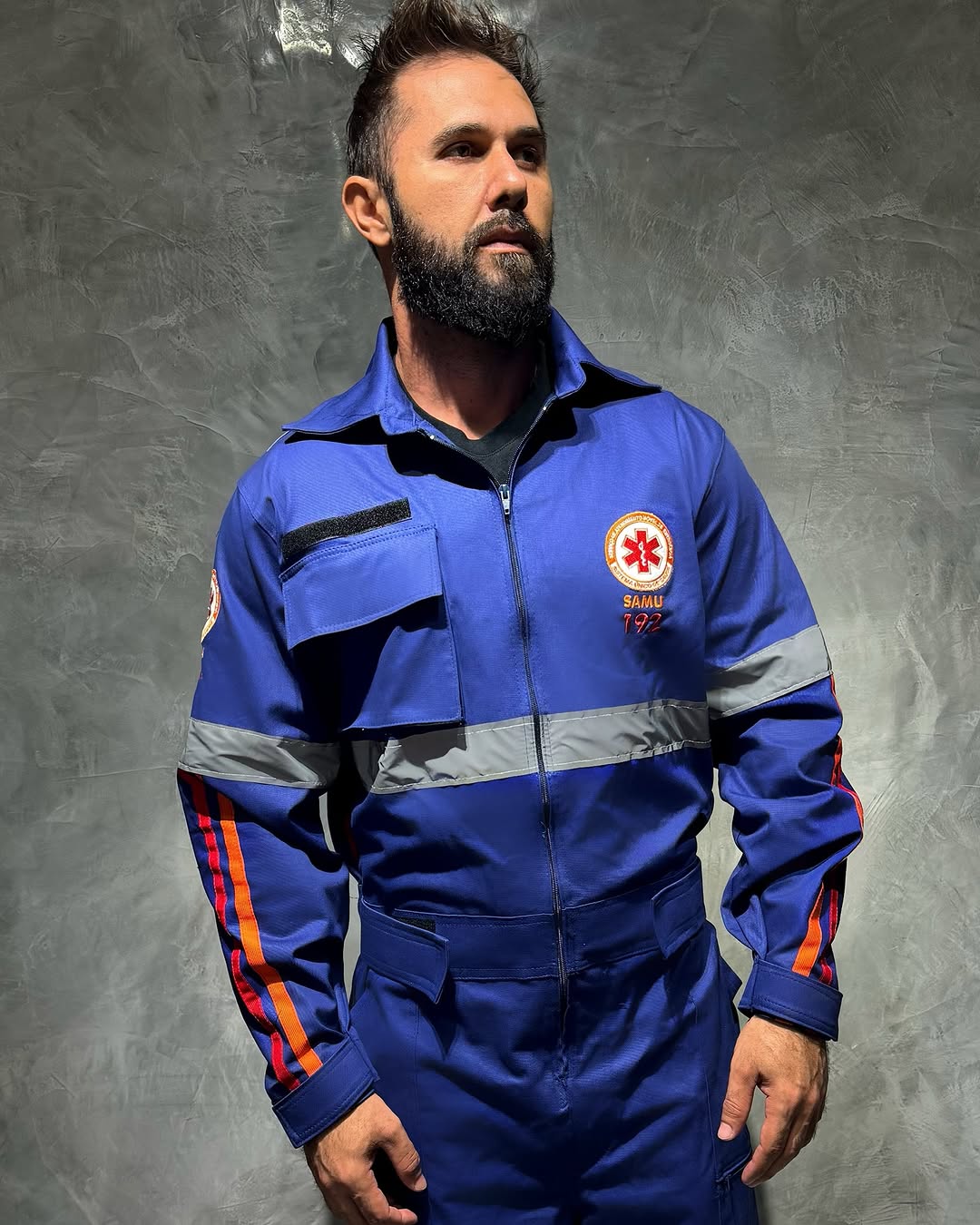 Detalhe de bordado computadorizado em uniforme